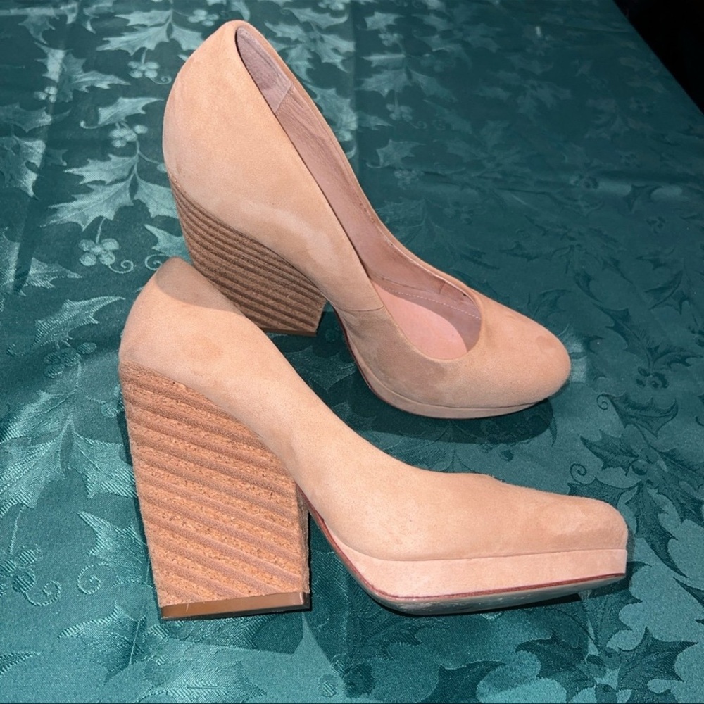 7 FOR ALL MANKIND VERO CUOIO CAMEL SUEDE PLATFORM CUT OUT WEDGE PUMPS//SIZE 9M
